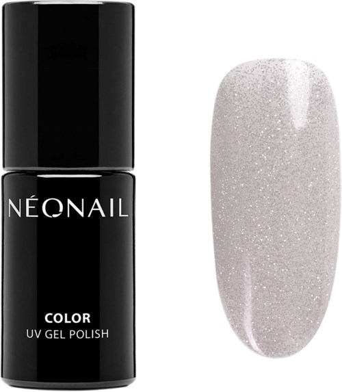 En svart nagellackflaska bredvid en vit glitternagelprovsbit.
