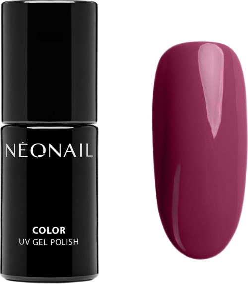 Svart nagellackflaska bredvid en lång, oval, glansig rosa nagel. Elegant och enkel design. Ljusa och släta ytor.