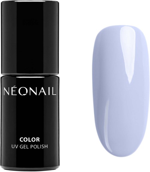 En flaska med neon nagellack är bredvid en målad nagel med ljuslila lack.