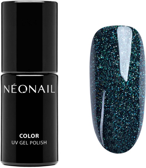 En svart flaska nagellack märkt 'Neonail Color' bredvid en glittrig tealblå nagel med blank yta.