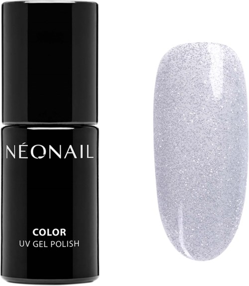 En svart flaska med NEONAIL UV-gelpolish bredvid en vit, glitterig nageldisplay.