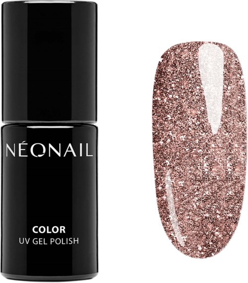 En svart nagellacksflaska bredvid ett glitterigt rosa nagel med en lång vit rand. Det är sol- eller UV-gelpolish.