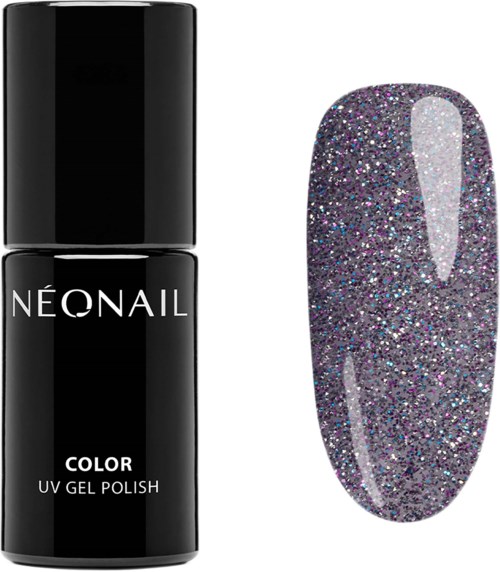 En svart flaska med Neonail-gelnagellack bredvid en målad nagel med glitter och glittriga, lila och silverfärgade prickar.