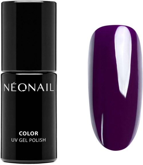 En svart flaska med NeoNail UV-gel nagellack bredvid en målad lila nagel. Flaskan har vitt text. Nageln är blank.