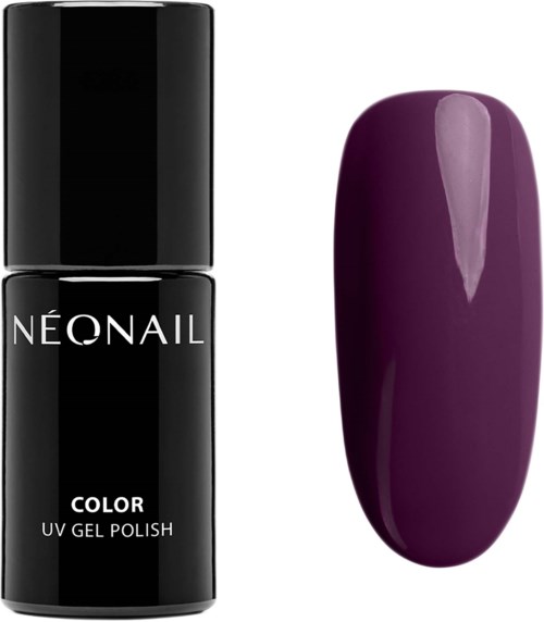 En svart flaska med NEONAIL UV-gelpolish bredvid ett nagelprov med mörklila färg.