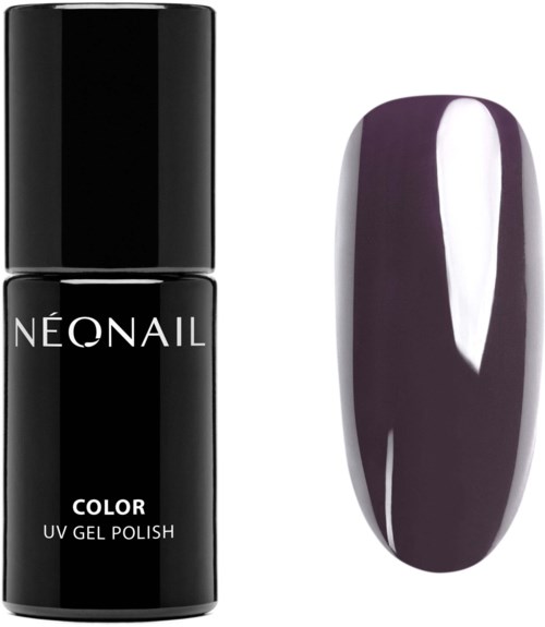 En svart flaska med NEONAIL färg UV-gelpolish bredvid en målad nagel som visar djupr purple färg.