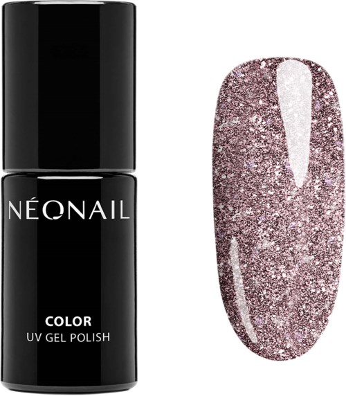 Svart flaska med nagellack och en nagel målad med rosa glitter nagellack.