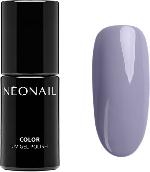 En svart flaska märkt 'NEONAIL COLOR UV GEL POLISH' bredvid ett lavendelfärgat nagelprov.