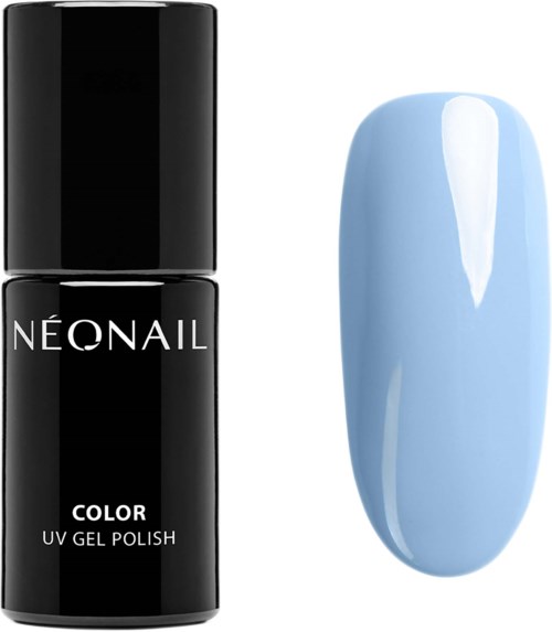 En svart nagellackflaska med vitt text och ett sample av ljusblå gelénagellack.