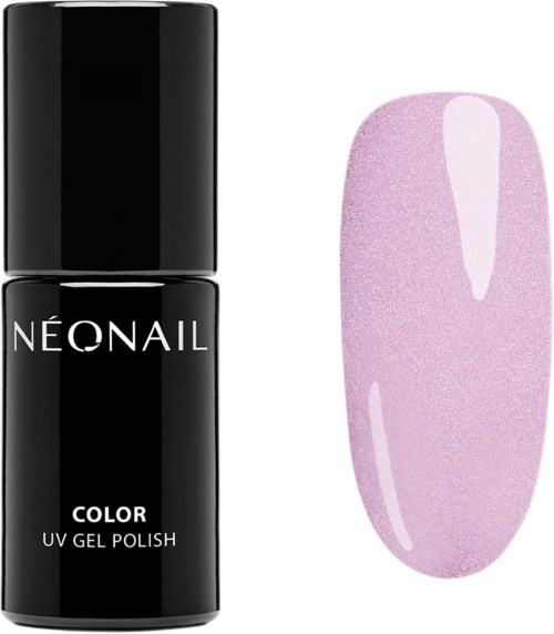 En svart flaska märkt 'Neonail Color UV Gel Polish' brevid ett målat nagelklipp med ljuslila nagellack.