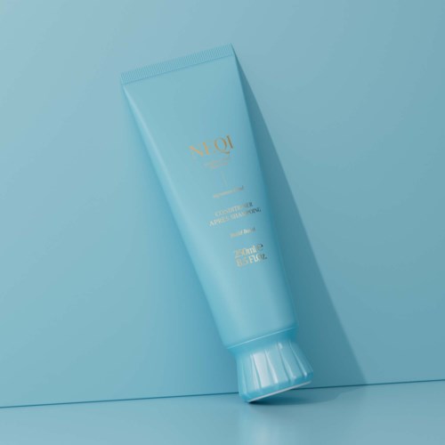Een blauwe tube met gouden en witte tekst, schuin op een bijpassende blauwe achtergrond.