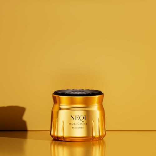 Gullfarget krukke med NEQI Diamond Glass maske og svart lokk, plassert på en gul overflate med gul bakgrunn.