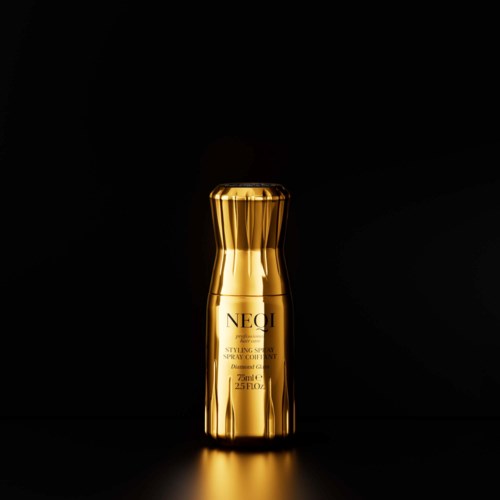 Eine glänzende goldene Sprühflasche mit der Aufschrift NEQI steht vor schwarzem Hintergrund, reflektiert Licht und steht aufrecht.