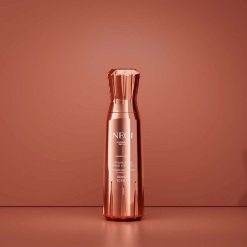 Een roségouden cosmeticafles staat op een oppervlak met een bijpassende achtergrond, reflecteert licht en toont merk.