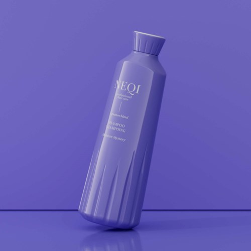 Een paarse shampoo fles ligt schuin op een paarse achtergrond.