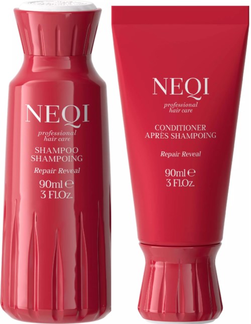 Twee rode haarverzorgingsflessen, een voor shampoo en een voor conditioner, met witte tekst.
