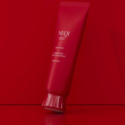 Rote Tube mit NEQI-Conditioner und Shampoo auf rotem Hintergrund.