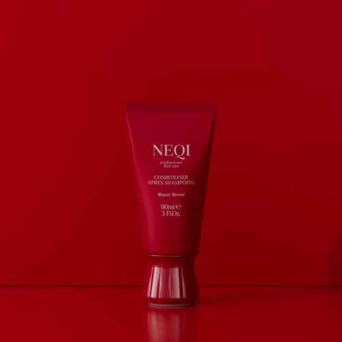 Een rode tube NEQI conditioner staat op een rood oppervlak met een rode achtergrond.