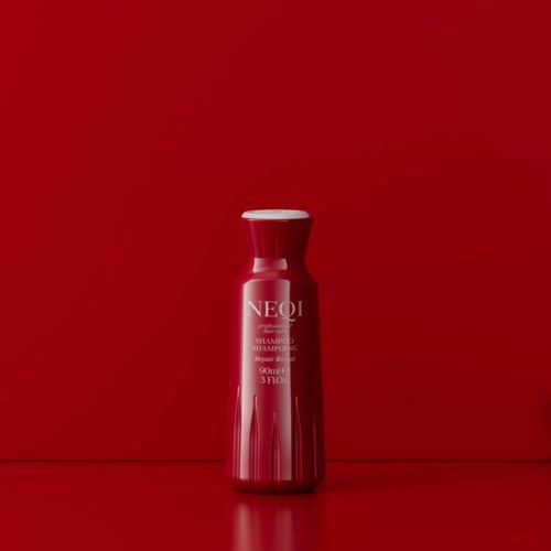 Rote Shampoo-Flasche mit weißem Text vor rotem Hintergrund.