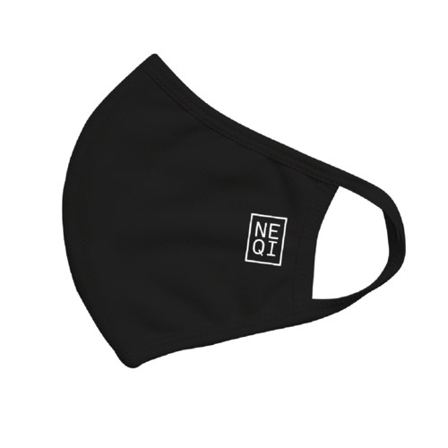 En svart ansiktsmask med en liten vit logga som säger 'NEQI' på sidan.