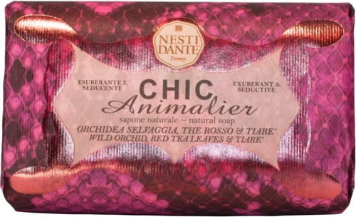Roze verpakking met slangenhuid patroon, etiket toont zeep genaamd 'Chic Animalier' met orchidee en rode thee bladeren geur.