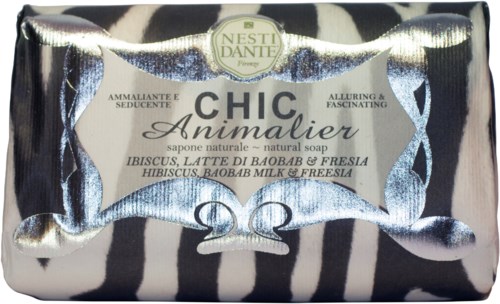 Zeep met zebra print verpakking, gemarkeerd als "Chic Animalier," geparfumeerd met hibiscus, baobab melk en vers fruit.