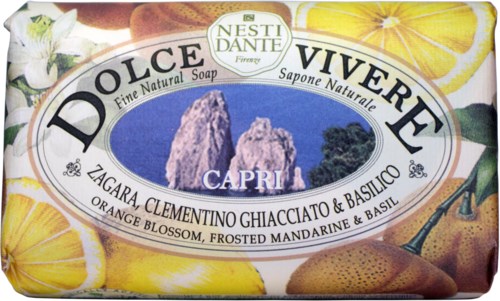 Zeepverpakking met illustraties van sinaasappel, citroen en peer, en een berglandschap. De naam is Dolce Vivere Capri.