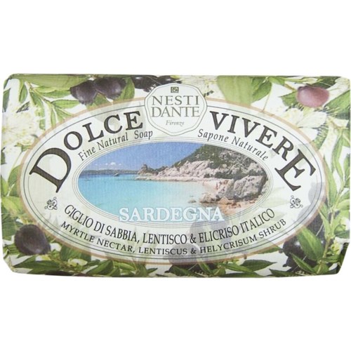 Een zeepverpakking met een afbeelding van een strand en groen. Het heeft Italiaanse en Engelse tekst over natuurlijke ingrediënten.
