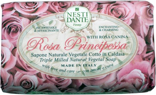 Een zeepverpakking met roze rozen en een elegant label, bevat Italiaanse woorden en een romantische boodschap.