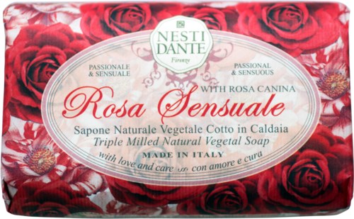 Een zeepverpakking metrode rozen en Italiaanse tekst, genaamd Rosa Sensuale, gemaakt met natuurlijke plantaardige ingrediënten.