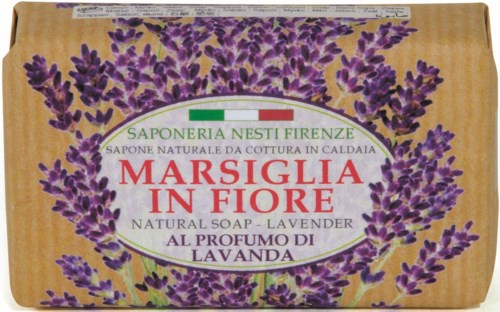 Eine Seife mit Lavendelblumen und einem Etikett, das "Marsiglia in Fiore" und "Lavender" auf Italienisch sagt.