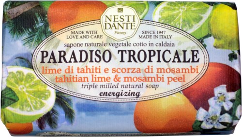 Zeepverpakking met tropische vruchten en palmbomen, gelabeld als Tahitian lime en mosambi peel, gemaakt in Italië.