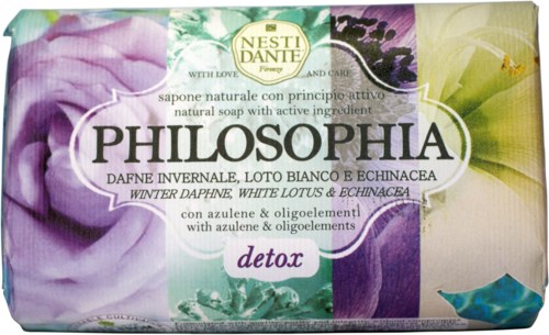 Zeep met tekst 'Philosophia' met bloemen en groene bladeren, aangeeft detox en winterthema.