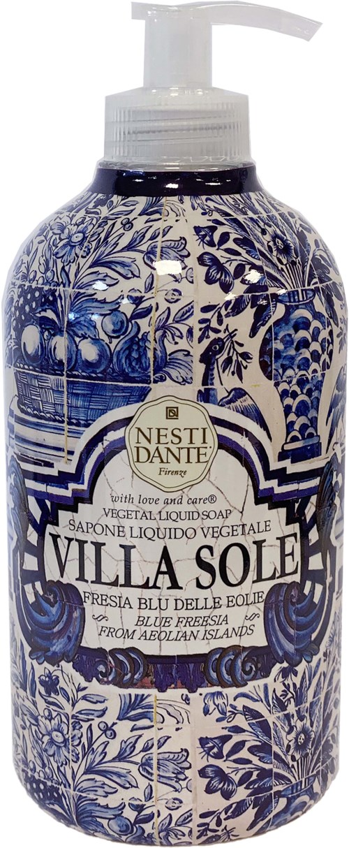 En blåvit flaska med blommönster, pump och en etikett som säger 'VILLA SOLE' och 'vegetabilisk flytande tvål.'