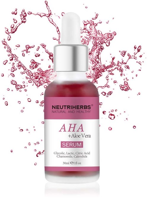 Eine rosa Flasche Serum mit Tropfer, umgeben von Wassertropfen, beschriftet mit 'AHA + Aloe Vera' mit Inhaltsstoffen.