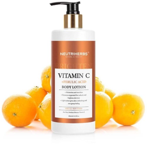 Eine weiße Flasche Vitamin C-Körperlotion mit Pumpe, umgeben von gelben Zitronen.