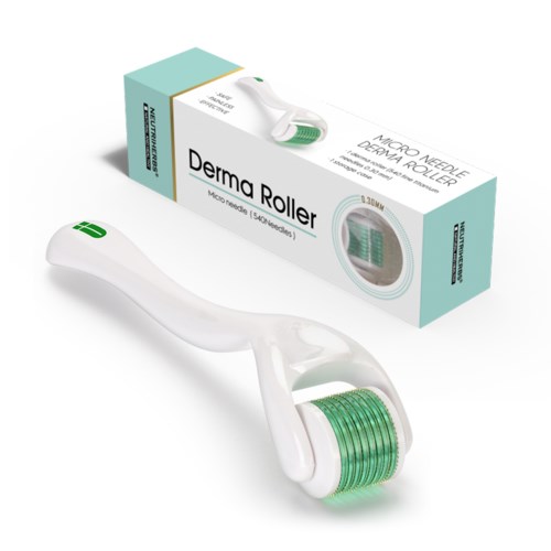 Ein weißer Derma-Roller mit kleinen grünen Nadeln und seiner Verpackung, gekennzeichnet "Derma Roller". Wird zur Hautpflege verwendet.