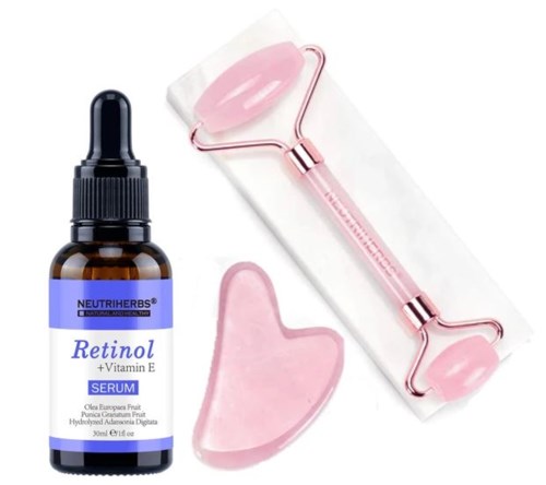 Huidverzorgingsproducten inclusief retinol-serum, jade-roller en gua sha-tool voor gezicht.