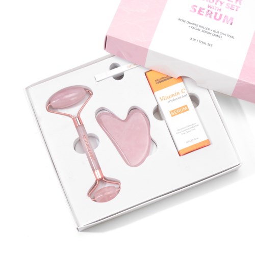 Ein rosa Hautpflegeset mit Roll-, Herzstück und Vitamin C Serum in einer Schachtel.