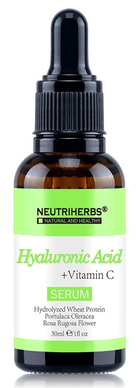 Eine kleine braune Glasflasche mit schwarzem Tropfenzähler, auf dem Etikett steht Hyaluronsäure und Vitamin C Serum.