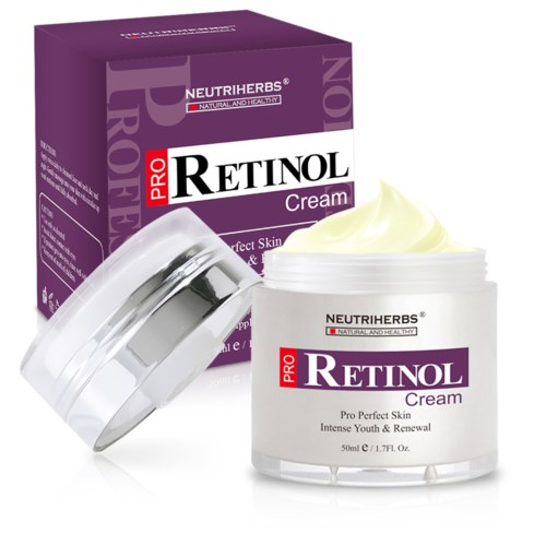 Eine Retinol-Hautcreme in einem Behälter mit einer lila Verpackung, die jugendliche und erneuerte Haut fördert.