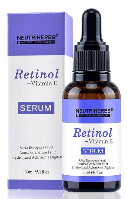Eine braune Glasflasche mit Tropfenzähler auf einer Box, gekennzeichnet mit 'Retinol + Vitamin E Serum' von Neutrherbs.