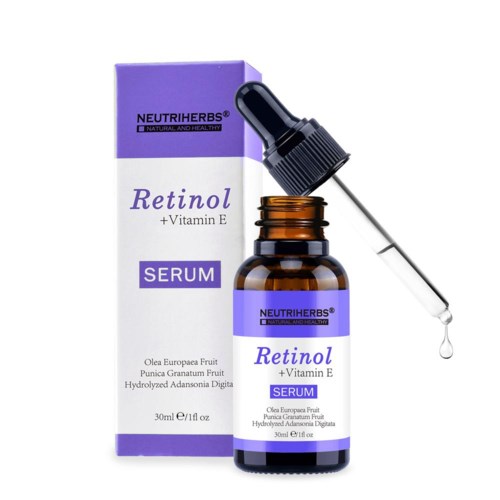 Eine Box und Flasche mit Hautpflege-Serum mit Tropfer, gekennzeichnet 'Retinol + Vitamin E,' von Neutriherbs.