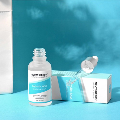A bottle and box of salicylic acid exfoliating serum from Neuthirebs on a blue background.