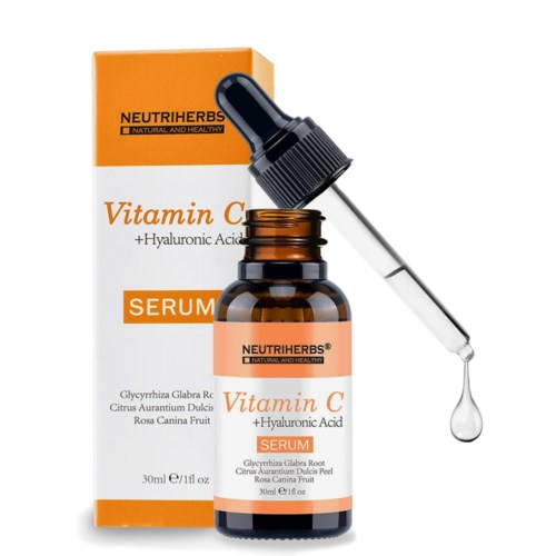 Eine Vitamin C Serumflasche mit Pipette, orange-weißes Verpackung, und Tropfen Serum. Es ist von Neutriherbs.