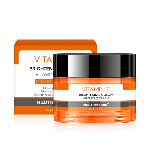 Ein Glas und eine Schachtel mit Vitamin C Creme für stumpfe und müde Haut, mit aufhellender Wirkung.