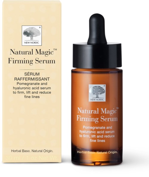 En liten brun flaska med en svart droppare och en box bredvid. Etiketten säger Natural Magic Firming Serum.
