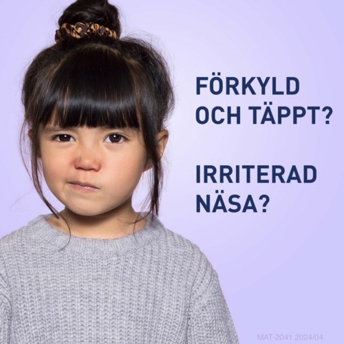 En flicka ser upprörd med snorig och irriterad näsa, bär en grå tröja, med text som frågar om förkylning och irriterad näsa.