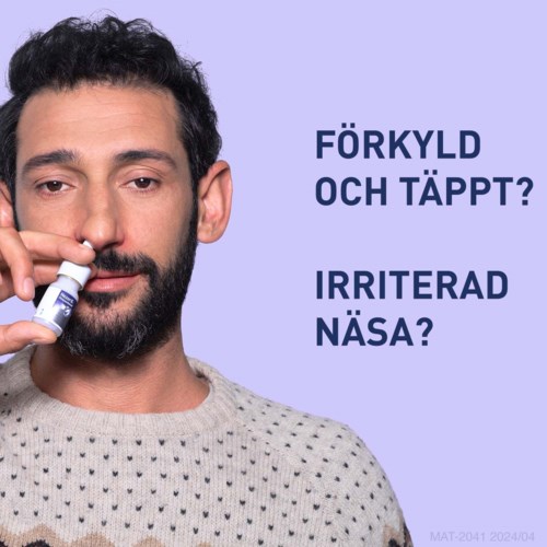 En man med skägg håller i en nässpray och tittar mot kameran. Texten frågar om en täppt eller irriterad näsa.