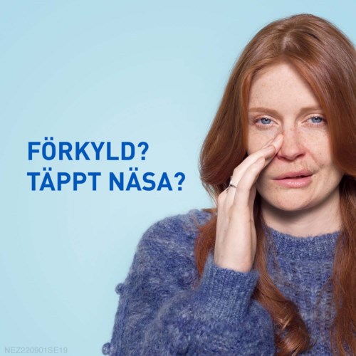 Text på svenska som frågar om näsan är kall eller täppt, bredvid en kvinna som rör vid sin näsa.